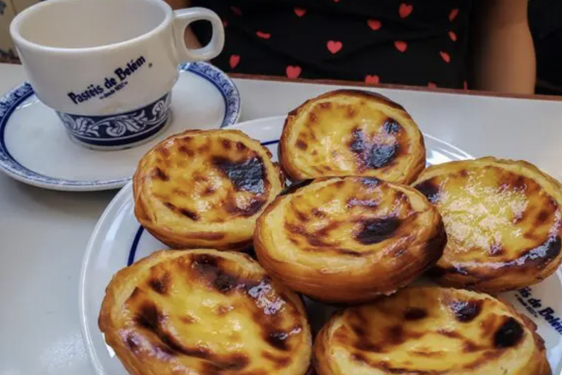 Pastéis de Belém autênticos, servidos com café